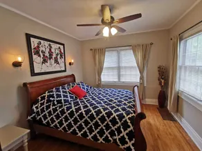 Prime location! 4 bedroom house located right next to the casino and the falls - Image 5