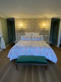 Q1 on Crestview, Adorable 1 Bedroom Farm Stay Cabin - Image 4