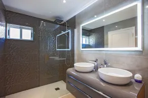 Luxuriöse freistehende Villa mit beheiztem Pool - Image 3