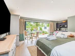 Charming Bosham Garden Lodge - Pass the Keys - Image 3
