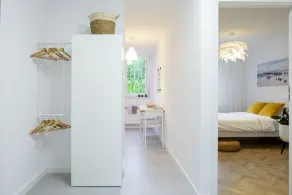 El apartamento ha sido recientemente renovado, cómodo y moderno. - Image 3
