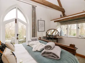 LOST BARN, pet friendly, luxury holiday cottage in Porth - Image 3