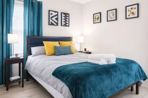 Historic Hideaway*King Bed*Remodeled* fast Wi-Fi - Image 4