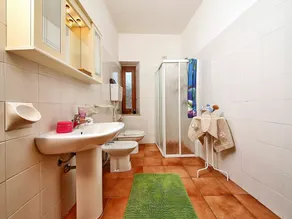 Fin lejlighed for 6 personer med klimaanlæg, pool, WIFI, TV, balkon og kæledyr tilladt - Image 2