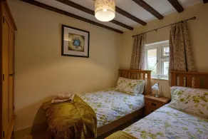 Fab 2-Bed Cotswolds Cottage with Private Courtyard - Image 5