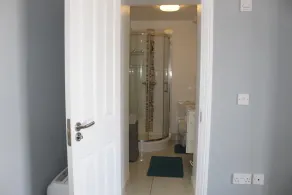 Spacious 2-Bed 2-Bath Apartment with Free Parking - Central Poole - Image 2