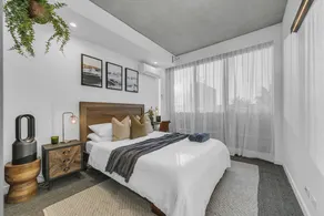 Sol Docklands | Large 3BR Loft, Infinity Pool, Gym, Free Parking & Free Trams - Image 4