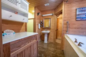 4BR Cabane en rondins, équipements modernes, près du lac7 acres privé, foyer, salle de jeux, 2ki - Image 5