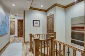 4BR Plus Den Platinum Townhome, Walk to lift townhouse - Image 2