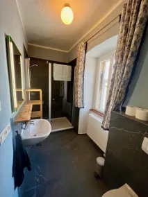 Quiet vacation apartment with wood-burning stove, sauna, garden & terrace on historic estate. Castle courtyard - Image 5