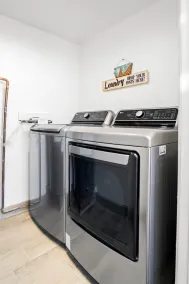 Mins to Old Town-Pool-King-Grill-Fire pit-Huge yard-500Mbps wifi. Dogs & Cats OK - Image 3