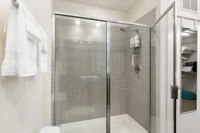 Studio Townhouse in Uptown King Bed-Wi-Fi-Full Kitchen- Washer & Dryer - Image 5