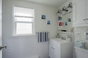 Cheerful 2-bedroom shore cottage with free parking - Image 5