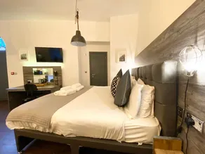 Studio at The Coach House Apartments - Image 5