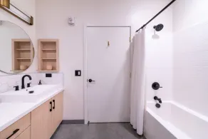 Beautiful Modern Studio in DT Vista! - Image 4