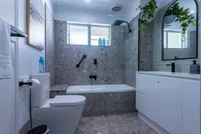 Spacious 3BR Penthouse Apartment Near Noosa River - Image 3