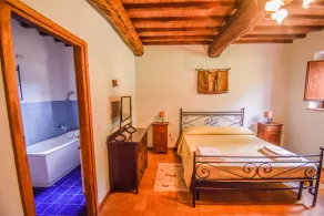 House with private pool in Umbria, 90 kms northern Rome. 6 bedrooms. - Image 3