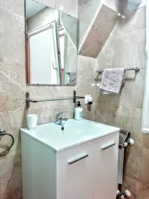 Remarkable 3-Bed Apartment in Oviedo - Image 2
