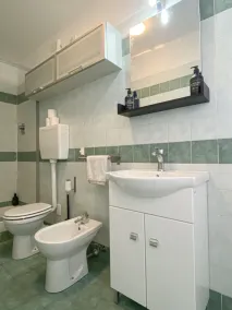 Elegante Appartamento con Parcheggio Vicino All'aeroporto e al Centro di Bologna - Image 4