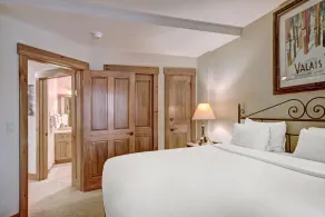 Ski-in 1br  Steps To Gondola + Main St, Sleeps 4 1 Bedroom Condo by RedAwning - Image 5