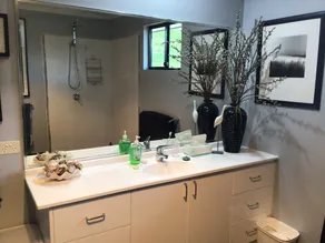 Art House.Paintings in hallway, bathroom, toilet, living areas and bedrooms.  - Image 4