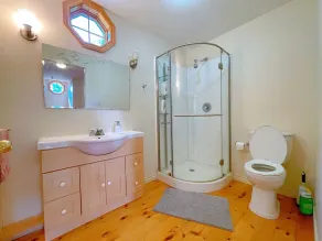 Cozy Pigeon Lake Cottage - Image 4