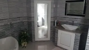 HOUSE with swimming pool - Image 4