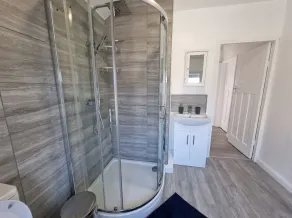 Luxury 3 Bedrooms, 3  Bathrooms, Entire House, Parking, WiFi & Garden.  - Image 4