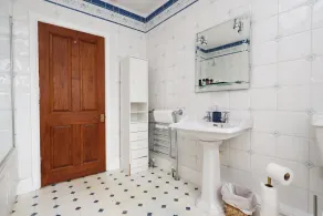 Spacious 3BR Flat in Cowbridge Centre - Image 3