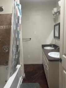 1 BR / salle de bain privée à l'intérieur de ma maison. Accès à toute la maison sauf la suite principale. - Image 3
