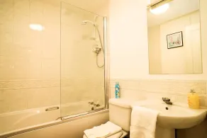 JOIVY Gorgeous Stockbridge Apt With Underground Parking - Image 2