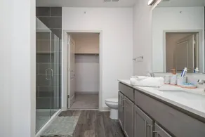 Lovely 2-bedroom-free Parking - Image 5