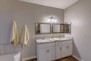 Your Home Away From Home in the Sunshine! Minutes from great amenities. - Image 3