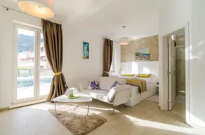 6 - Touch of infinity - Boutique Pine Tree Apartments - Image 3