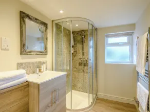 This family cottage is perfect for exploring Norwich, the Broads and the coast. - Image 2