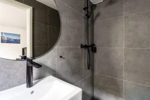 Basement studio with a king-size waterbed – conveniently located near downtown - Image 3