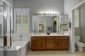 2400 pieds carrés, 4 chambres, 2 salles de bain, 9 couchages, bain à remous - Image 2