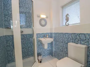 THE SKYDECK (HM50), pet friendly, with pool in Cotswold Water Park - Image 2