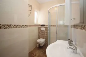 Holiday apartment with balcony and air conditioning - Image 3