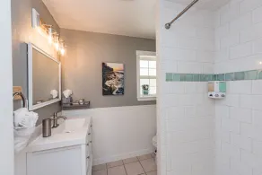 Charming Hilltop Getaway - Valley and Water Views - Image 2