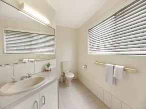 Minimum 3 night stay    4 Bed/2 Bath    Sleeps 10 (max 6 Adults) - Image 2