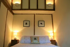 Spacious Georgian barn, traditional oak beams throughout in idyllic countryside. - Image 4