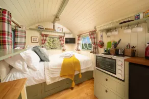 Charming quirky couple and dog friendly countryside bolt hole, with private hot tub and communal gam - Image 5