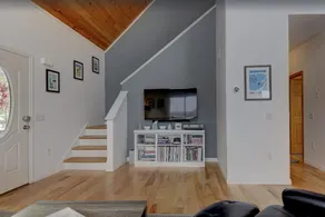 Tranquil mountain view home near downtown North Conway Mountain Views. Cable TV. - Image 2