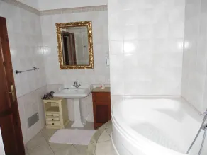 villa panoramique avec piscine privée et bain à remous, pelouse verte -wifi - Image 5