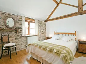 2 bedroom accommodation in Llanerfyl - Image 3