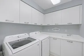 Exquisite condo with unique balcony and bay views - Image 3
