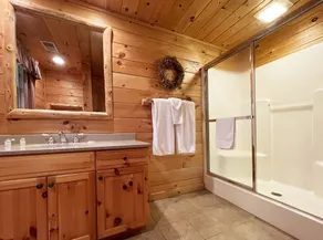 Luxurious Lake View Log Cabin with Firepit in the Poconos - Image 4