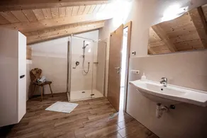 Apartamento \"Oberhof Panorama\" con vistas a la montaña, balcón y Wi-Fi - Image 3