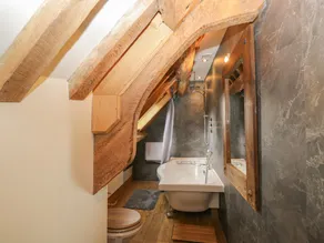 PENTRE BARN, family friendly, luxury holiday cottage in Mardy - Image 2